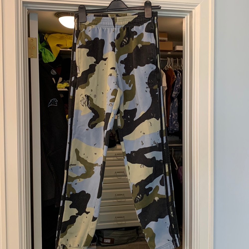 Men’s modern camo sweatpants by Adidas